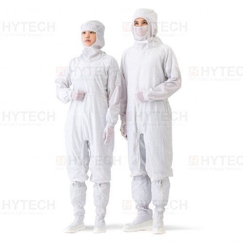 女工作員穿著胯下開連身式無塵衣-露臉款。男工作員穿著胯下開連身式無塵衣-露眼款。
