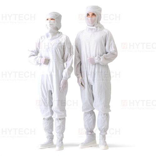 女工作員穿著胯下開連身式無塵衣-露臉款，配戴不織布口罩。男工作員穿著胯下開連身式無塵衣-露眼款。