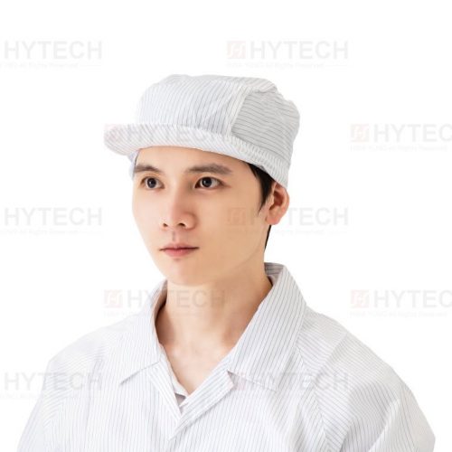 男操作員穿戴棒球帽型無塵帽。