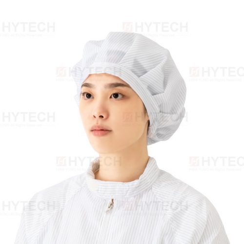 女作業員穿戴浴帽型無塵帽。